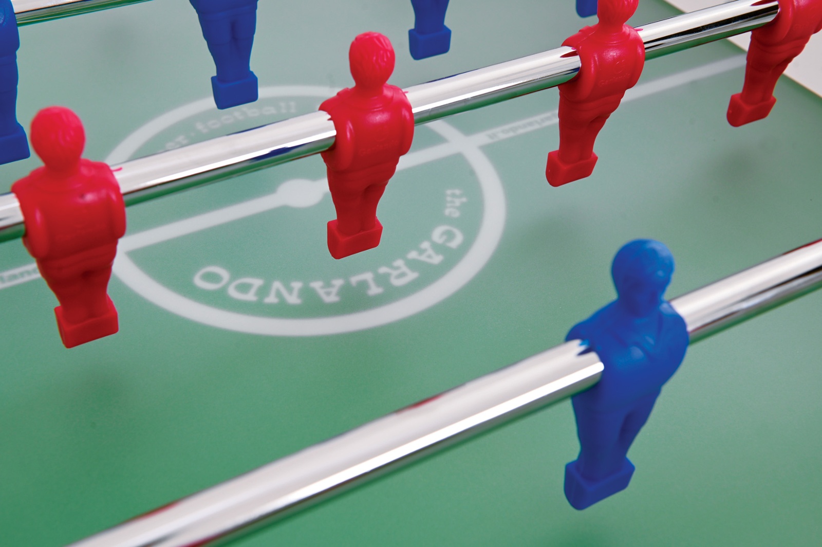 Ometti rossi e blu con piedi tondi